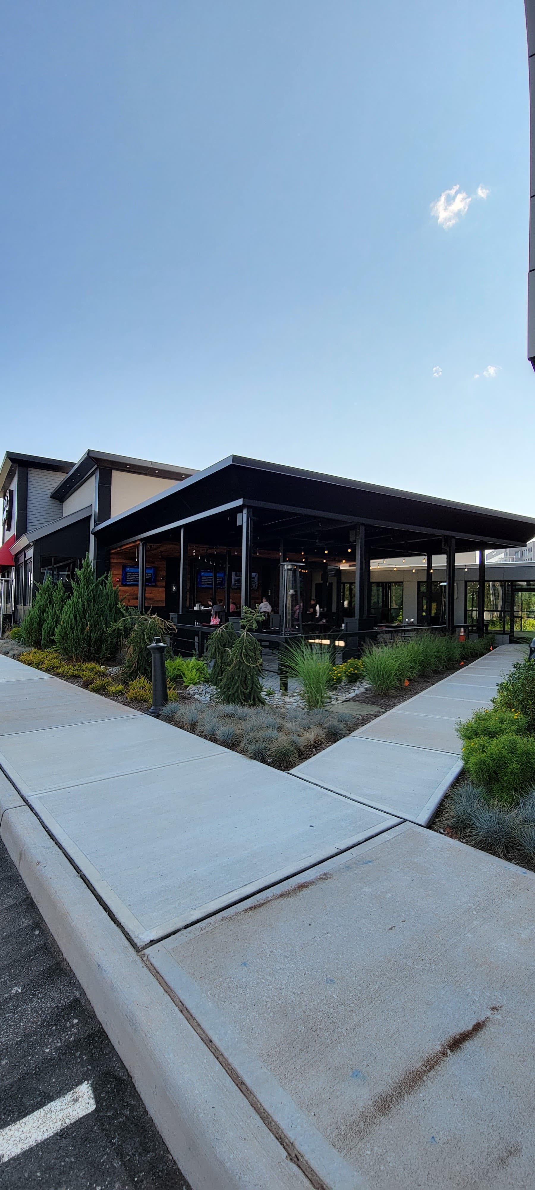 Tommy's Tavern + Tap — Motorized Louvered Roof by Breslow, Bridgewater NJ