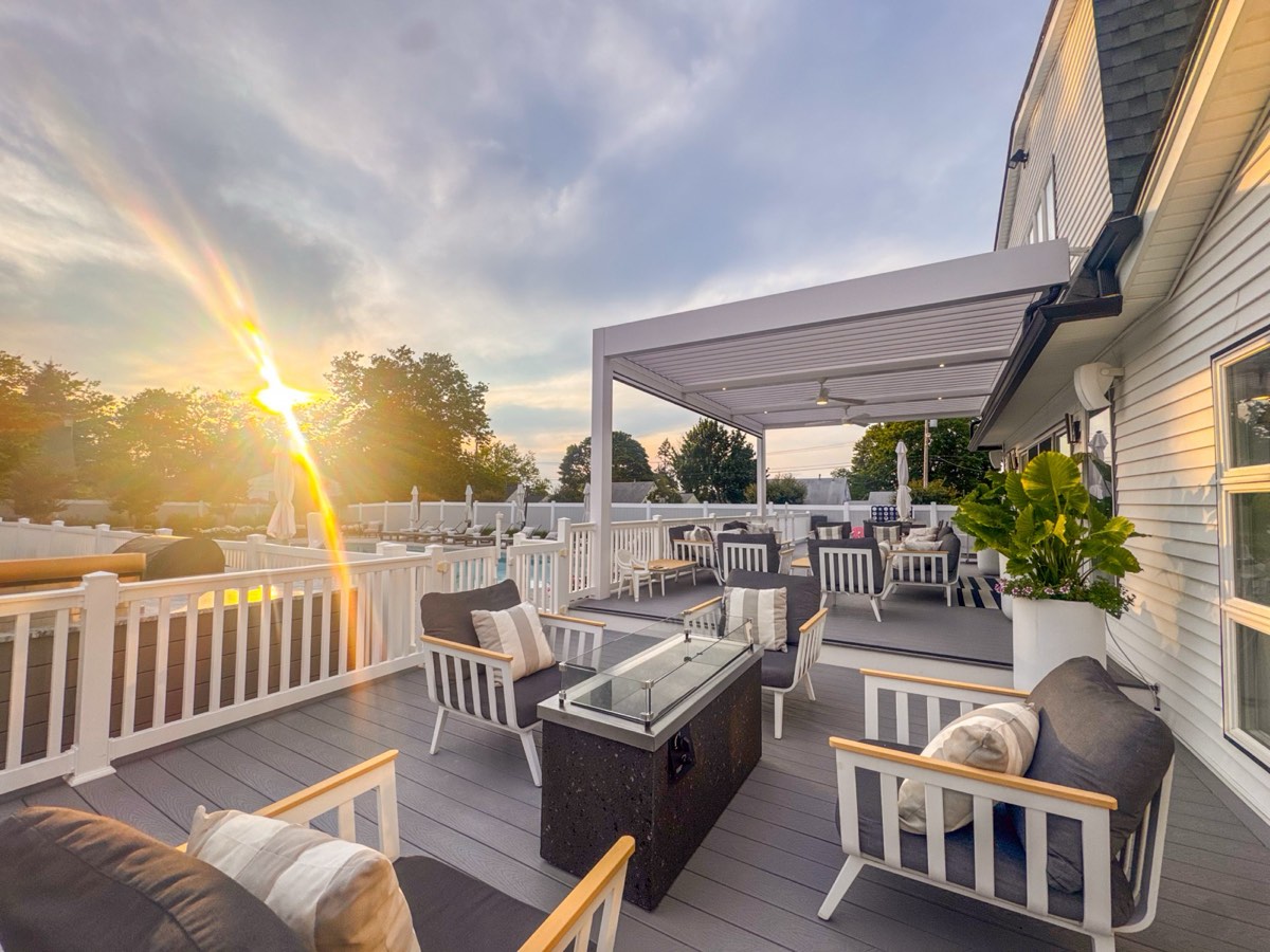Modern poolside pergola — Long Branch, NJ